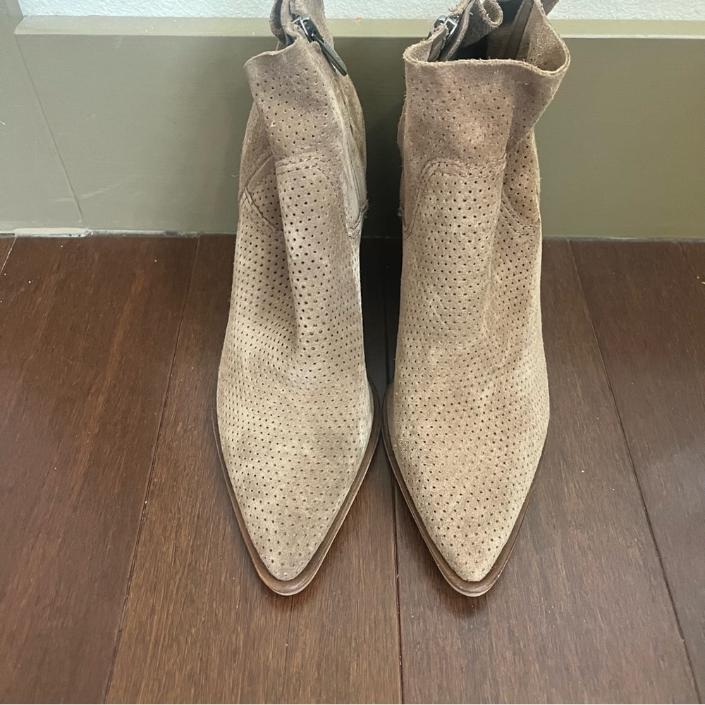 Vince Camuto Cava Bootie Tan Women’s Size 8.5